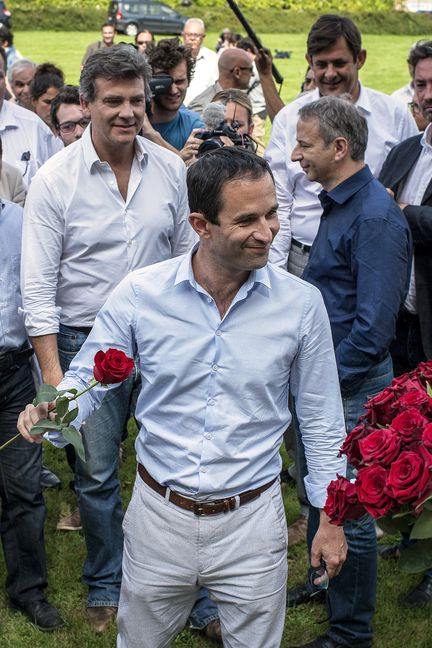 Arnaud Montebourg et Benoît Hamon, lors de la Fête de la rose de Frangy-en-Bresse (Saône-et-Loire), juste avant leur départ du gouvernement, le 24 août 2014 (JEFF PACHOUD / AFP)