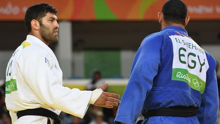 Le judoka égyptien Islam El Shehabi refuse de serrer la main à son adversaire israélien, le 12 août 2016 à Rio. (TOSHIFUMI KITAMURA / AFP)