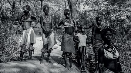 Les jeunes filles très coquettes viennent assister au spectacle. Elles ont enfilé des jupes en tissu et en peaux de chèvre. De nombreux bracelets ornent leurs poignets et leurs cheveux sont enduis de beurre. Toutes espèrent trouver leur futur fiancé. (JEAN-PIERRE DUVERGE)