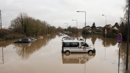 Des voitures dans une rue inondée de Saint-Omer (Pas-de-Calais), le 4 janvier 2024. (AMEER ALHALBI / ANADOLU / AFP)