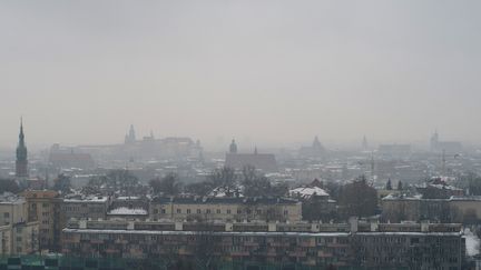 Vue de Cracovie (Pologne), plongée dans le smug, en 2013 (illustration). (BARTOSZ SIEDLIK / AFP)