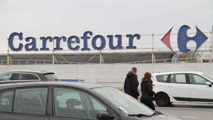 Une enseigne Carrefour à Montigny-les-Cormeilles, en mars 2019. (illustration) (STÉPHANIE BERLU / FRANCE-INFO)