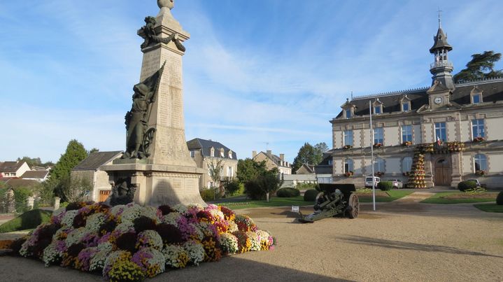 Le monument aux morts de Saint-Yrieix-la-Perche, Haute-Vienne, photo mairie de Saint-Yrieix
 (Rencontres Arles)