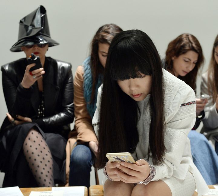 La blogueuse anglaise Suzy Lau au show Chalayan le 6 mars 2015
 (MIGUEL MEDINA / AFP)