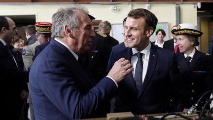 Le maire de Pau, François Bayrou (à gauche) et le président Emmanuel Macron (à droite) lors de la visite d'une entreprise près de Pau, le 14 janvier 2020 (photo d'illustration). (GUILLAUME HORCAJUELO / POOL)