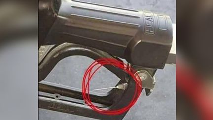 &nbsp;Le pistolet d'une pompe à essence&nbsp;dans laquelle est dissimulée une aiguille aux États-Unis. (CAPTURE ECRAN / FACEBOOK)