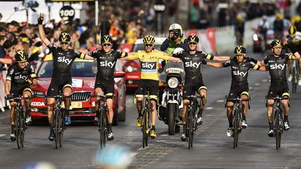 Chris Froome entouré par ses coéquipiers de Sky (ERIC FEFERBERG / AFP)