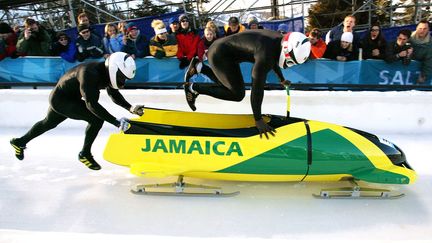 L'&eacute;quipe de bobsleigh jama&iuml;caine lors des JO de Salt Lake City (Etats-Unis), en 2002.&nbsp; ( REUTERS)