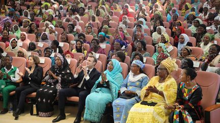 Emmanuel Macron au Palais des femmes à N'Djamena, le 23 décembre 2018, en présence de 400 Tchadiennes engagées pour la cause féminine. (LUDOVIC MARIN / AFP)