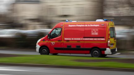 Un camion de pompiers à Périgeux (Dordogne), le 2 fevrier 2019.&nbsp; (ROMAIN LONGIERAS / HANS LUCAS / AFP)