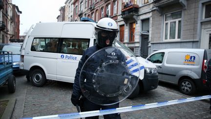 Un policier bloque la rue des Quatre-vents, à Molenbeek, où Salah Abdeslam a été arrêté le 18 mars 2016.&nbsp; (NICOLAS MAETERLINCK / BELGA MAG / AFP)