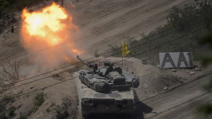 Un char sud-cor&eacute;en ouvre le feu, le 20 mai 2015 lors d'un exercice, &agrave; Cheorwon (Cor&eacute;e du Sud). (ED JONES / AFP)