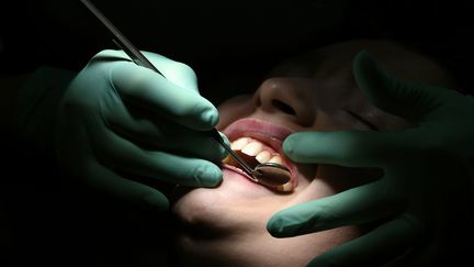 Une personne en pleine consultation chez un dentiste. (ALEXANDRE MARCHI / MAXPPP)