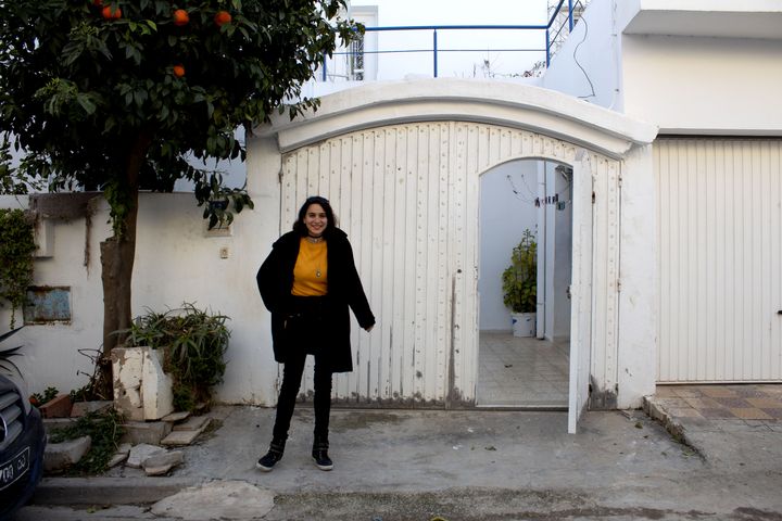 Eya Azouz devant sa maison à Oued Ellil en Tunisie, le 11 février 2021. (ELISE LAMBERT/FRANCEINFO)