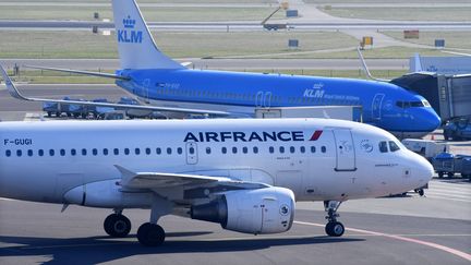 Un avion Air France et un avion KLM sur le tarmac de l'aéroport d'Amsterdam. (Photo d'illustration) (HOLLANDSE HOOGTE / PETER / SIPA)