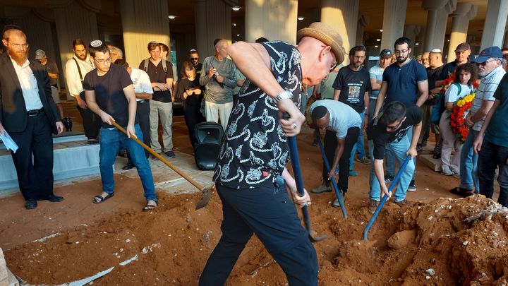 Enterrement solidaire au cimetière Yarkon de Tel Aviv (Israël) (Agathe Mahuet / RADIOFRANCE)