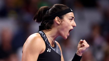 Caroline Garcia serre le poing lors de sa demi-finale du Masters WTA contre Maria Sakkari, à Fort Worth (Etats-Unis), le 6 novembre 2022. (KATELYN MULCAHY / GETTY IMAGES NORTH AMERICA via AFP)