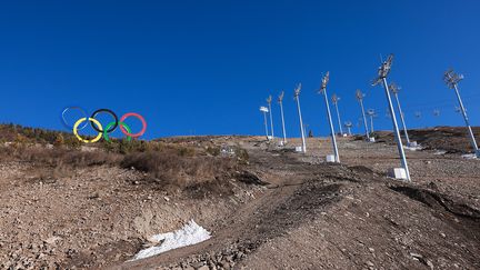 Le site olympique de Zhangjiakou (Chine) photographié sans neige, en novembre 2021. (LINTAO ZHANG / GETTY IMAGES ASIAPAC)