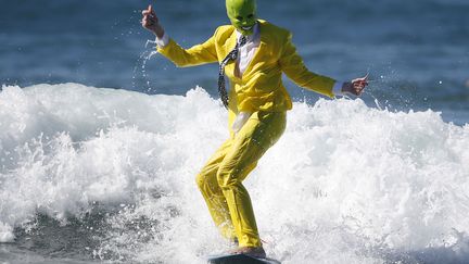 A Santa Monica, en Californie, un concours de surf déguisé se tient tous les ans le 31 octobre. Ce participants a trouvé un costume "sssssssssssssssssplendide".&nbsp; (LUCY NICHOLSON / REUTERS)