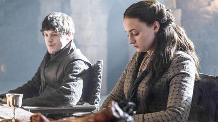 L'actrice Sophie Turner, qui incarne Sansa Strak dans la s&eacute;rie "Game of Thrones", accompagn&eacute;e Iwan Rheon, qui interpr&egrave;te Ramsay Bolton. (HBO)