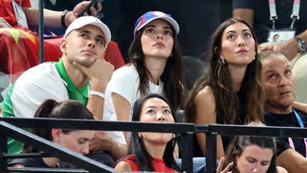 La mannequin américaine Kendall Jenner et le mannequin et chanteur Fai Khadra (à gauche) suivent attentivement les figures des gymnastes féminines des Jeux olympiques, à Bercy (Paris, France), le 1er août 2024. (PASCAL LE SEGRETAIN / GETTY IMAGES EUROPE)