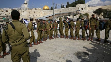 Des soldats isra&eacute;liens pr&egrave;s de l'esplanade des Mosqu&eacute;es &agrave; J&eacute;rusalem-est, le 30 octobre 2014. (GALI TIBBON / AFP)