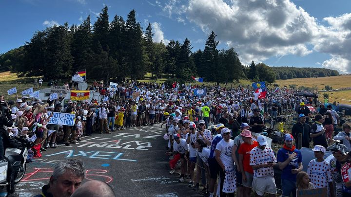 Une foule immense s'était massée sur le parcours de la 20e étape du Tour de France, le 22 juillet 2023, notamment pour encourager Thibaut Pinot. (THEO GICQUEL / FRANCEINFO: SPORT)