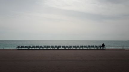 Plus grand monde ne profite du front de mer sur la Promenade des Anglais, à Nice (Alpes-Maritimes), le 17 mars 2020. (VALERY HACHE / AFP)