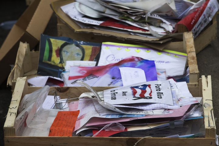 Les agents collectent les messages sur les trottoirs parisiens, décembre 2015
 (JOEL SAGET / AFP)