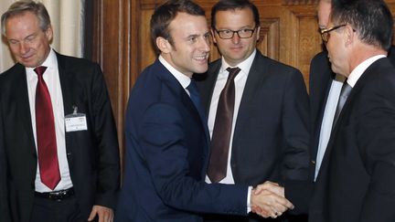 Le ministre de l'Economie,&nbsp;Emmanuel Macron&nbsp;(au centre), rencontre les repr&eacute;sentants de l'industrie agroalimentaire, jeudi 23 octobre. (PATRICK KOVARIK / AFP)