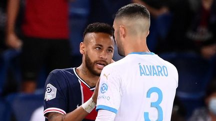 Neymar se disputant avec Gonzalez lors du match PSG - OM, le 13 septembre 2020. (FRANCK FIFE / AFP)