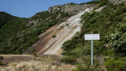 La verse de Nartau (Aude), où de l'arsenic est entreposé à l'air libre, le 26 juin 2019. (THOMAS BAIETTO / FRANCEINFO)