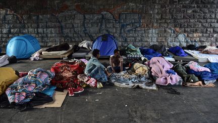 Des migrants installés près du centre d'accueil de la Chapelle, à Paris, le 29 juin 2017. (CHRISTOPHE ARCHAMBAULT / AFP)