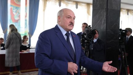 Le président biélorusse Alexandre Loukachenko prend la parole à Minsk après voté au référendum constitutionnel du 27 février 2022. (SERGEI SHELEG / BELTA / AFP)