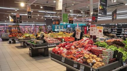 La légère baisse des prix des produits alimentaires en France serait surtout la conséquence d'une forte concurrence entre les grandes enseignes. (FRANCE 2)