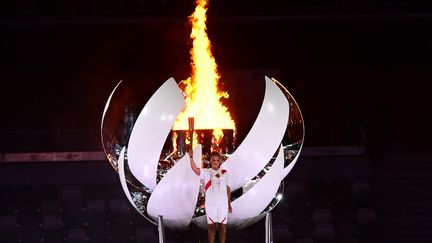 La joueuse de tennis Naomi Osaka, après avoir allumé la flamme olympique,&nbsp;à la cérémonie d'ouverture des Jeux olympiques,&nbsp;à Tokyo (Japon), le 23 juillet 2021. (FRANCK FIFE / AFP)