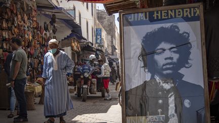 Un portrait du guitariste légendaire Jimi Hendrix dans la ville portuaire d'Essaouira, au Maroc. (FADEL SENNA / AFP)