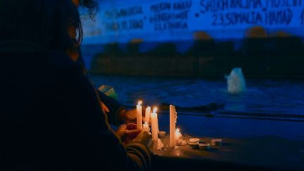 Une commémoration sur la place de la République à Paris, le 24 novembre 2022, un an après la mort de 27 migrants dans la Manche lors d'un naufrage. (PAULINE TOURNIER / HANS LUCAS / AFP)