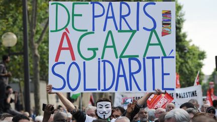 Un homme brandit un panneau lors d'une manifestation pro-palestinienne, &agrave; Paris, mercredi 23 juillet 2014. (STEPHANE DE SAKUTIN / AFP)