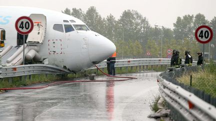 On ne compte aucune victime. L'aéroport de Bergame Orio al Serio a dû interrompre son trafic. De nombreux vols ont cependant dû être annulés. A l'arrivée, l'avion ressemble à un gros animal qui semble demander un peu d'affection... (Matteo Bazzi/AP/SIPA)