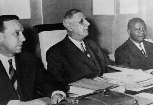 Charles De Gaulle (centre), Michel Debré (g) et Leon M'ba, le 12 décembre 1959. (AFP)