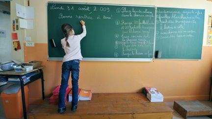 Une élève au tableau dans une classe de l'école maternelle et primaire Notre-Dame de Caen (31/08/09) (AFP / Mychèle Daniau)