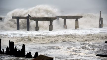 Des vagues d&eacute;ferlent sur Atlantic City (Etats-Unis), au passage du cyclone Sandy, le 29 octobre 2012. (STAN HONDA / AFP)
