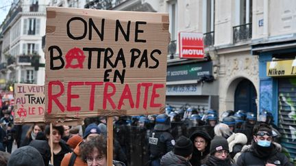 Lors de la manifestation pendant la journée de mobilisation contre le projet de réforme des retraites du gouvernement, le 19 janvier 2023 à Paris. (HENRIQUE CAMPOS / HANS LUCAS / AFP)