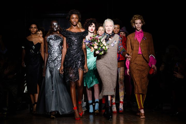 Vivienne Westwood au final du défilé ah 2016, à Londres
 (LEON NEAL / AFP)