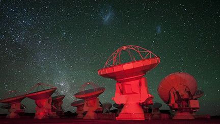 «Avec ALMA, nous allons beaucoup avancer dans ce qu'on appelle l'astrochimie. Cet univers froid permet de générer des molécules (différentes formations d'atomes) ou des acides aminés. Nous espérons pouvoir étudier ces acides aminés, qui sont la source de la matière organique et la vie», ajoute M. Mardones.
 
«Nous, nous sommmes une partie de l'univers et nous aimerions en savoir plus sur nous mêmes: savoir d'où nous venons, quel a été le commencement, pourquoi nous sommes ici, comment  s'est formée la Terre et la vie, et vers où nous allons», conclut Massimo Tarenghi. (ESO/C. Malin)