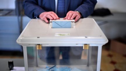 Un électeur vote lors du premier tour des législatives à Château-Thébaud (Loire-Atlantique), le 11 juin 2017. (LOIC VENANCE / AFP)