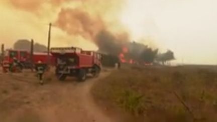 Bouches-du-Rhône : les pompiers tentent de maîtriser un violent incendie à Istres