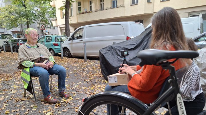 Michaela avait 37 ans quand le mur de Berlin est tombé. Les souvenirs de ce moment historique sont encore très présents dans sa mémoire. (SEBASTIEN BAER / FRANCEINFO / RADIO FRANCE)