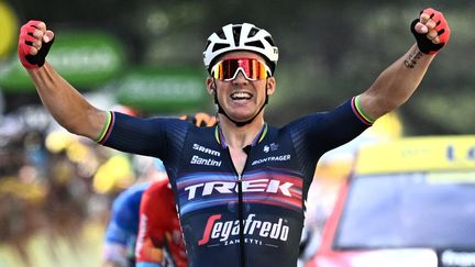 Mads Pedersen savoure son succès sur la 13e étape du Tour de France à Saint-Etienne (Loire), le 15 juillet 2022. (ANNE-CHRISTINE POUJOULAT / AFP)